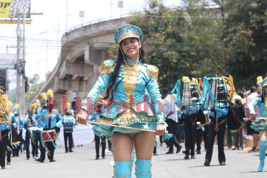 Valeria Chirinos, la palillona que rindió homenaje a la Bandera con su traje turquesa