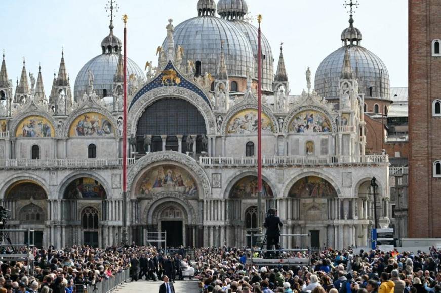 Así fue la multitudinaria misa del papa Francisco en Venecia