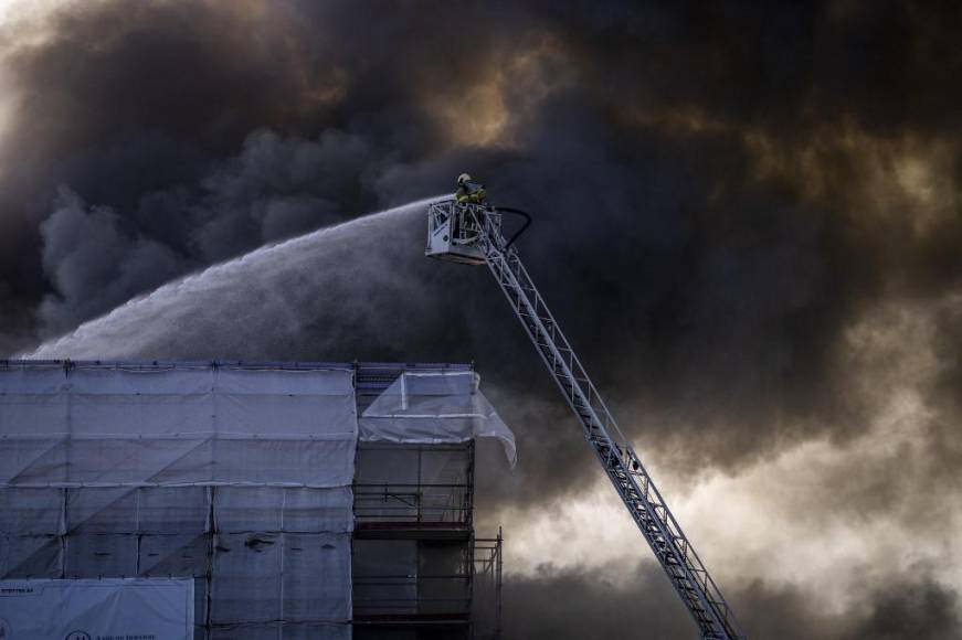 Terror en Copenhague: Incendio devasta icónico edificio del siglo XVII