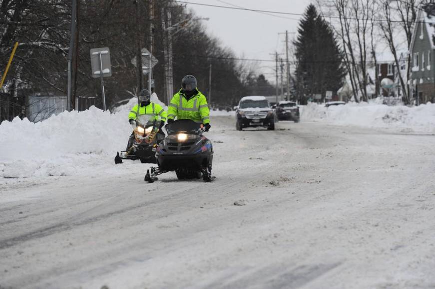 Bajo metros de nieve, Buffalo sufre los estragos de la tormenta invernal del siglo