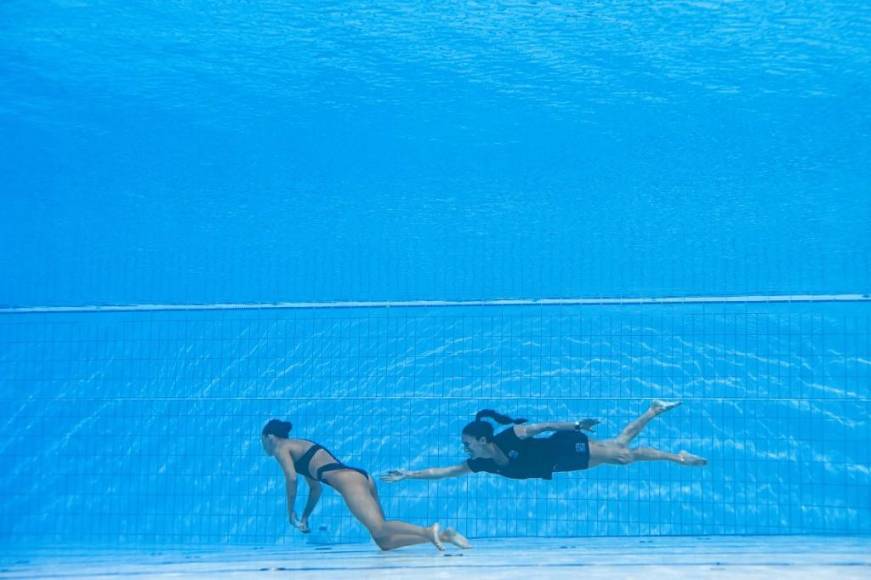 La heroica acción de una entrenadora para salvar a nadadora que se desmayó en pleno Mundial de Natación (Fotos)