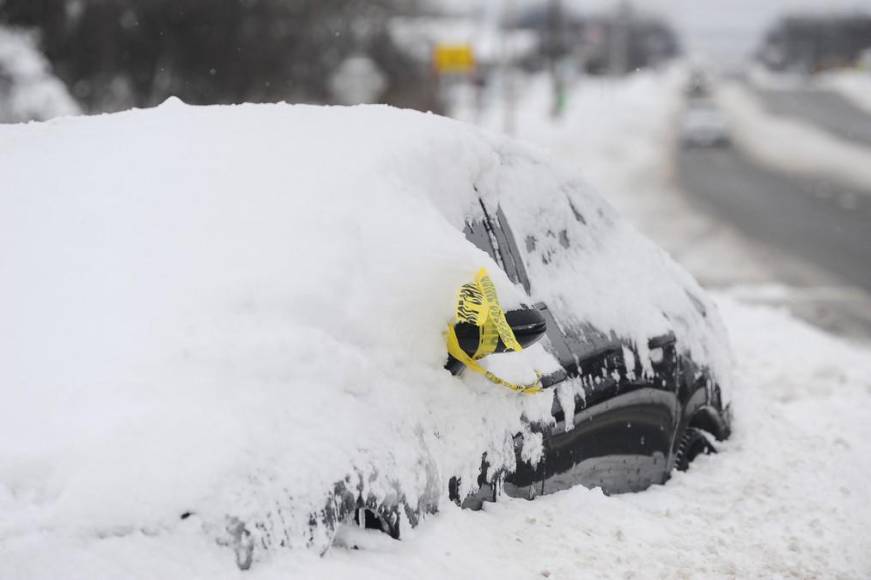 Bajo metros de nieve, Buffalo sufre los estragos de la tormenta invernal del siglo