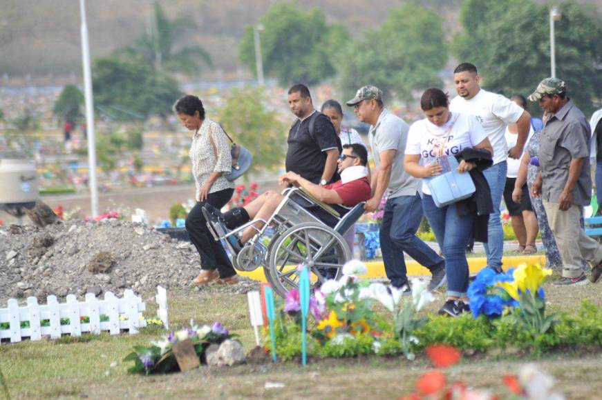 En medio de dolor y consternación, dan último adiós a hijo del exfutbolista Rubén Matamoros