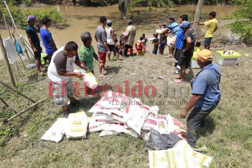 En canoa, tractores y helicópteros llevan ayuda a damnificados de excampos bananeros