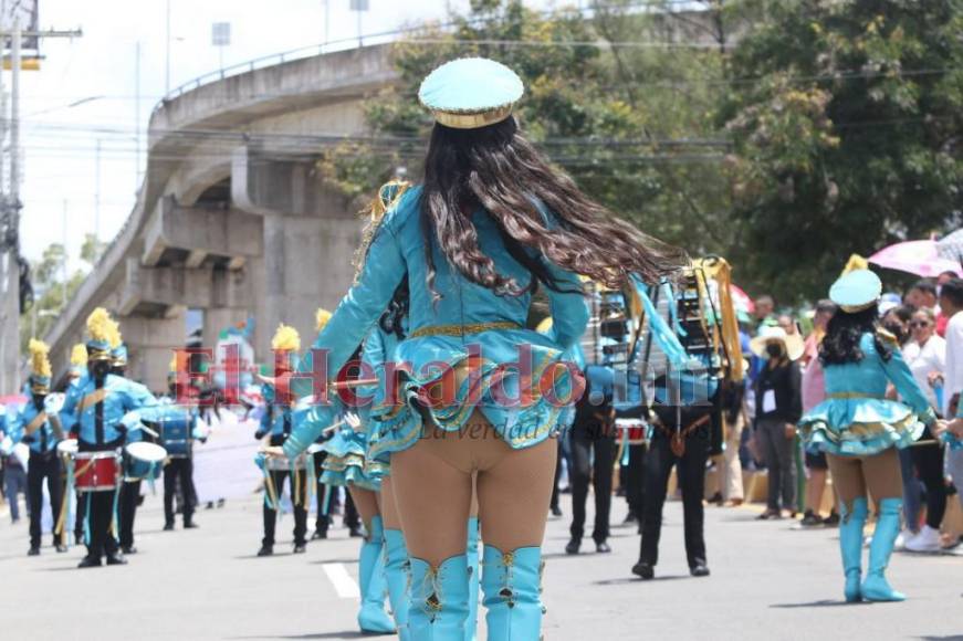 Valeria Chirinos, la palillona que rindió homenaje a la Bandera con su traje turquesa