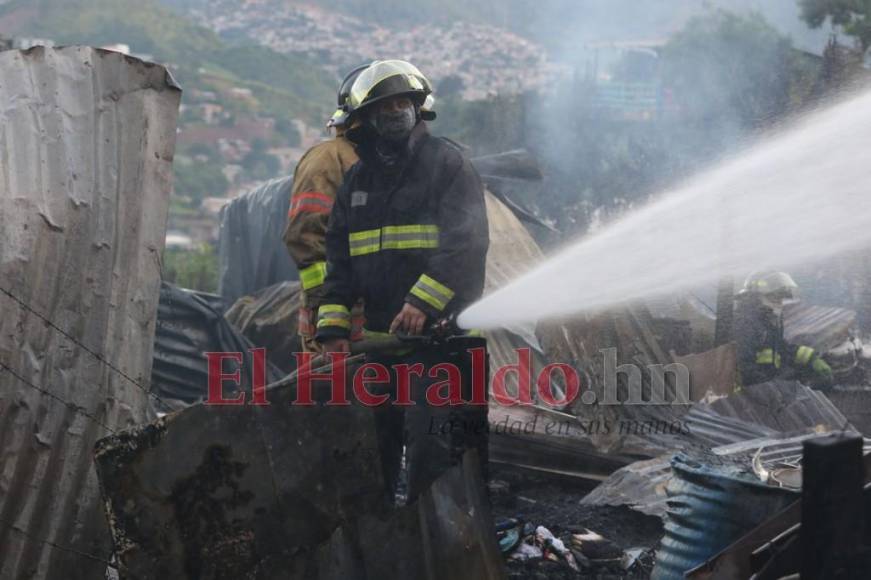 Reducidas a cenizas, así quedaron tres casas tras voraz incendio en la colonia Canaán