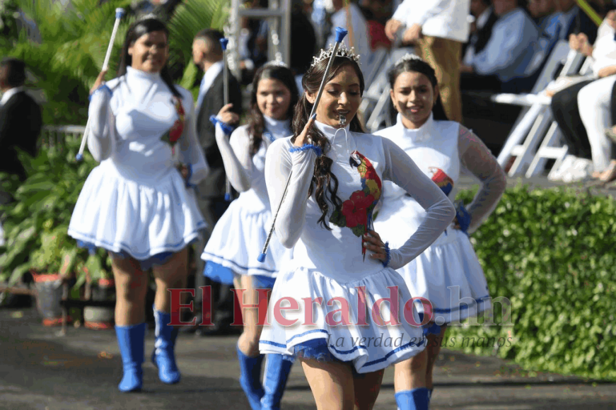 FOTOS: Hermosas palillonas resaltan en la capital desde tempranas horas