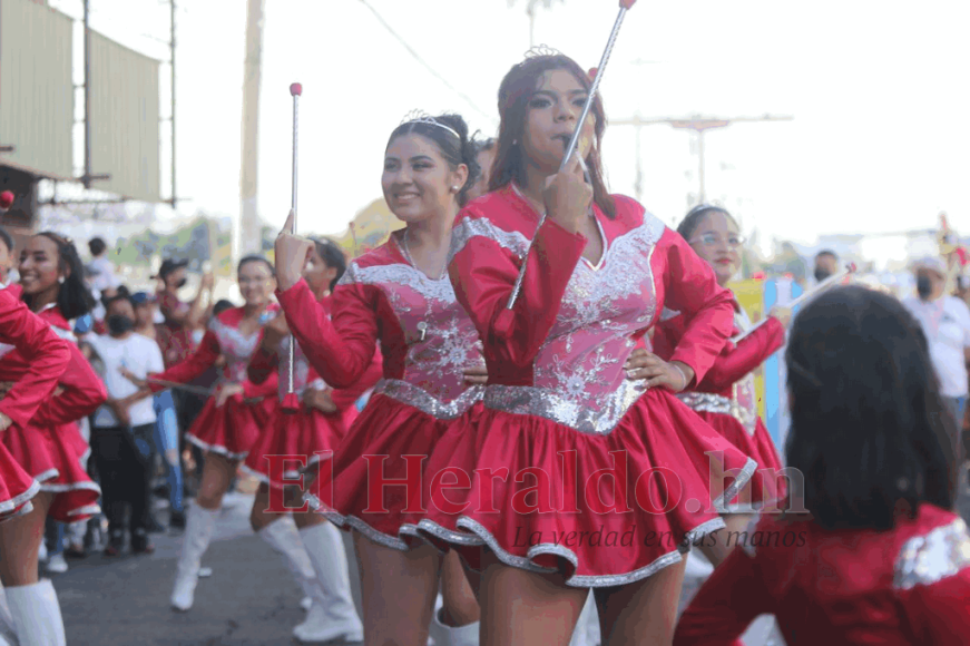 FOTOS: Hermosas palillonas resaltan en la capital desde tempranas horas