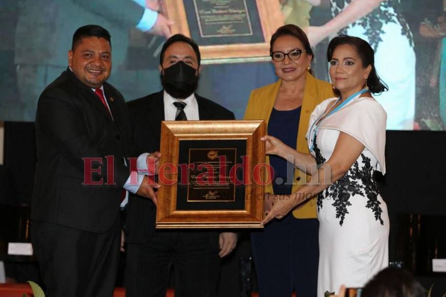 Imágenes de la entrega del premio Álvaro Contreras a la periodista Enma Calderón