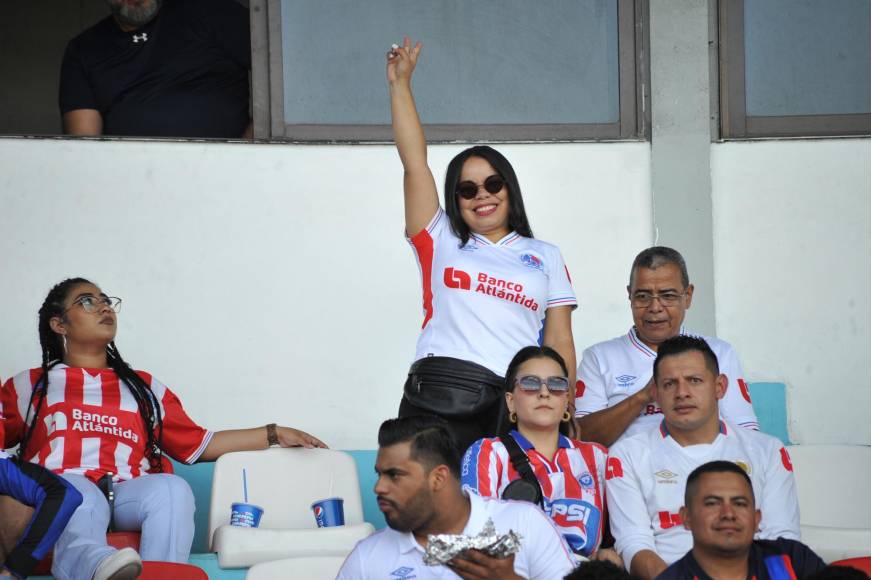 El impactante duelo de bellas mujeres en las graderías del Nacional por el Olimpia vs. Motagua