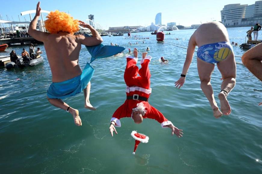 Códigos QR y Santas voladores: curiosas decoraciones en Navidad 2023