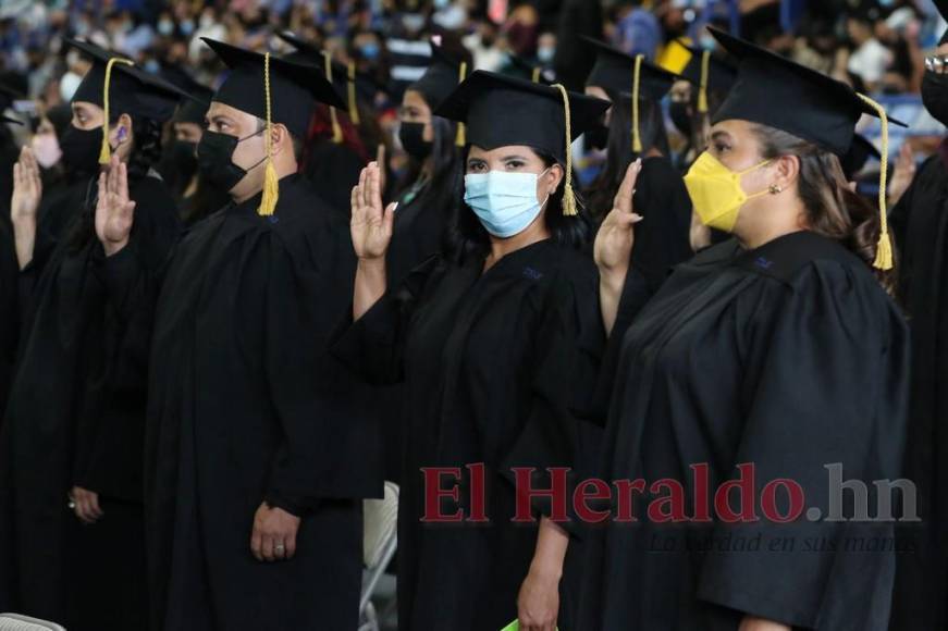 Con menciones honoríficas, UNAH realiza primeras graduaciones presenciales (Fotos)