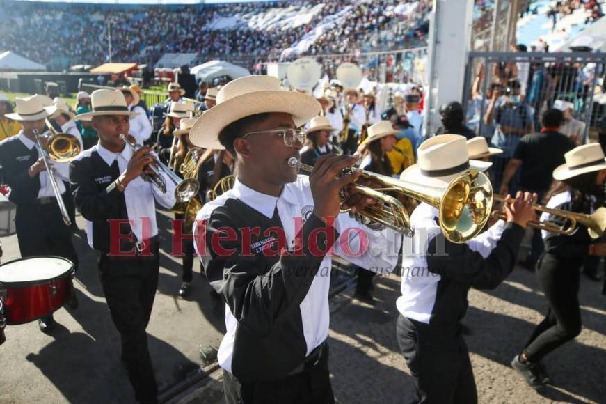 Así fue el show de la banda del Central Vicente Cáceres, la más esperada de los desfiles patrios