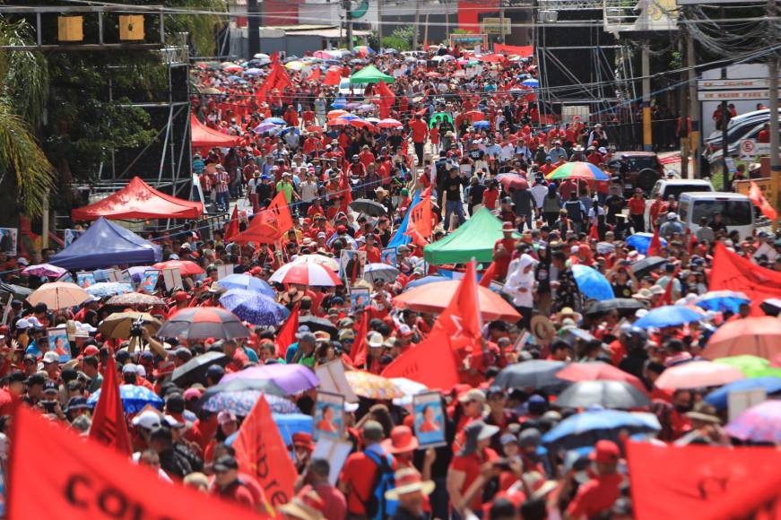 Simpatizantes de Libre llegan a Casa Presidencial para iniciar marcha