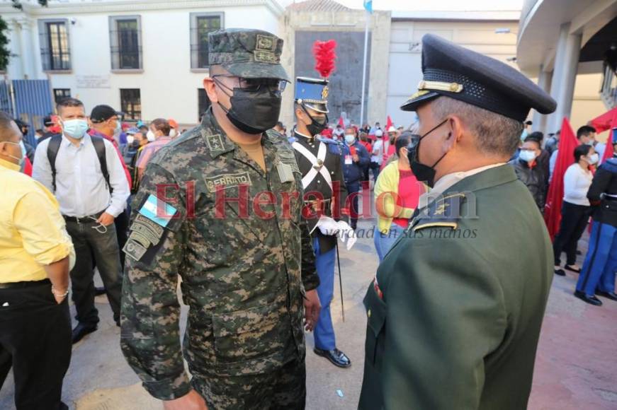 Con piñatas y sin vallas, el ambiente en los bajos del Congreso Nacional previo instalación de primera legislatura (FOTOS)