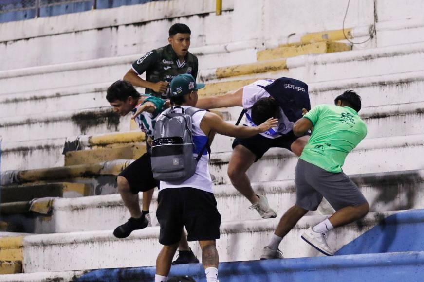 Prensa salvadoreña no perdona y esto dice tras zafarrancho de aficionados de Marathón y Alianza