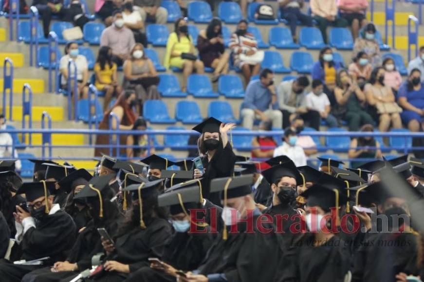 Con menciones honoríficas, UNAH realiza primeras graduaciones presenciales (Fotos)