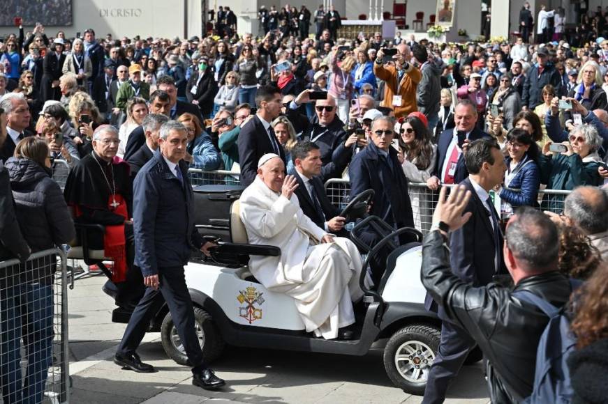 Así fue la multitudinaria misa del papa Francisco en Venecia