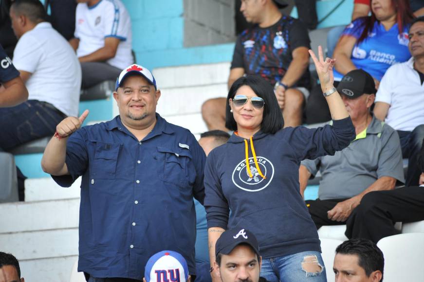 El impactante duelo de bellas mujeres en las graderías del Nacional por el Olimpia vs. Motagua