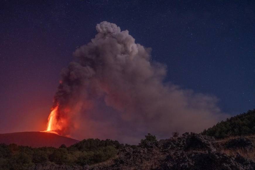 La impactante erupción de Etna, el mayor volcán activo de Europa