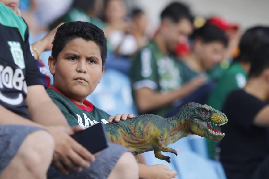 Bellas chicas, descubren quién es mascota del Marathón y los errores arbitrales