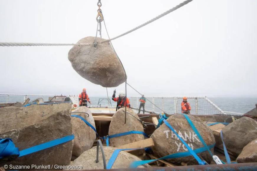 La razón por la que Greenpeace lanza enormes piedras al mar