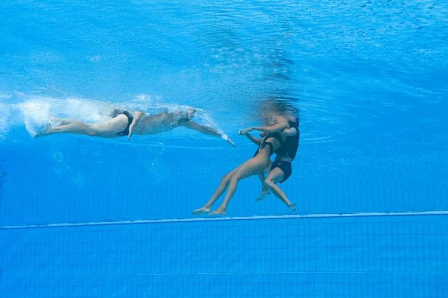 La heroica acción de una entrenadora para salvar a nadadora que se desmayó en pleno Mundial de Natación (Fotos)