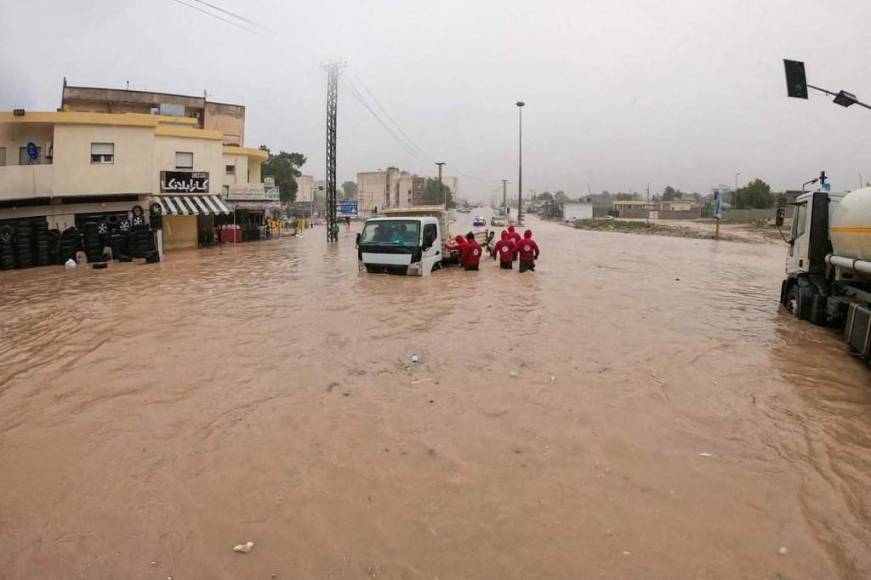 “Barrios enteros fueron arrastrados con todo y gente al mar”: miles de muertos en Libia por inundaciones