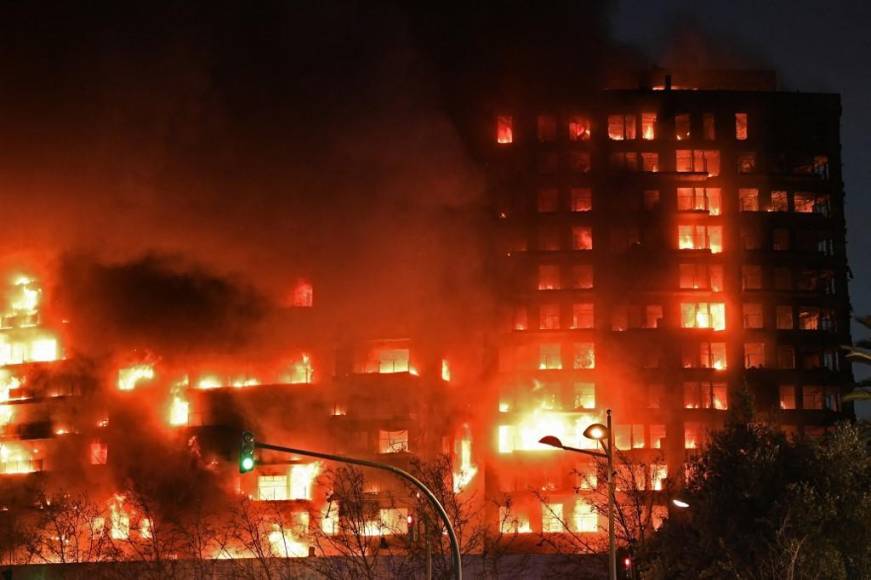 El infierno desatado en edificio de apartamentos en Valencia, España