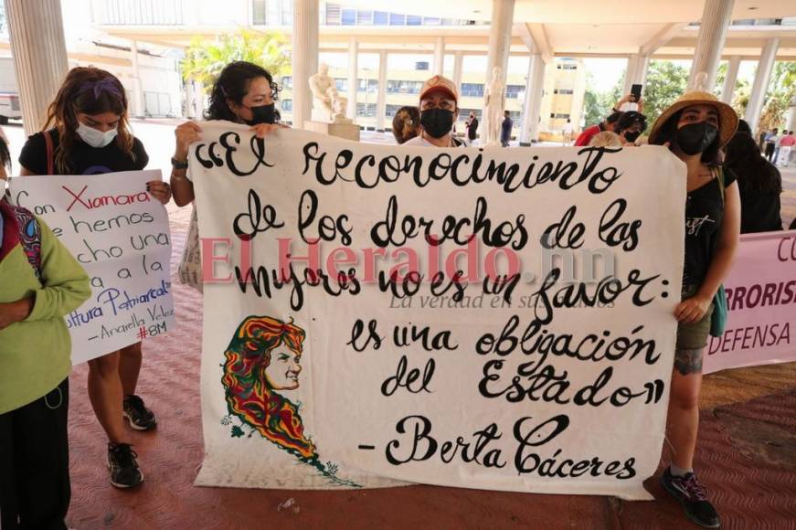 En protesta contra femicidios y violencia, hondureñas celebran Día Internacional de la Mujer