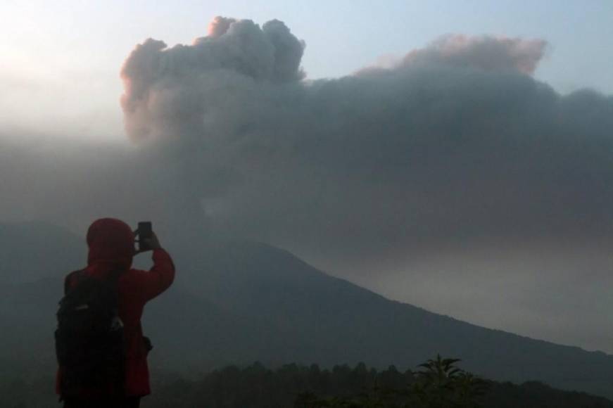 22 muertos y un pueblo bajo cenizas: erupción volcánica en Indonesia