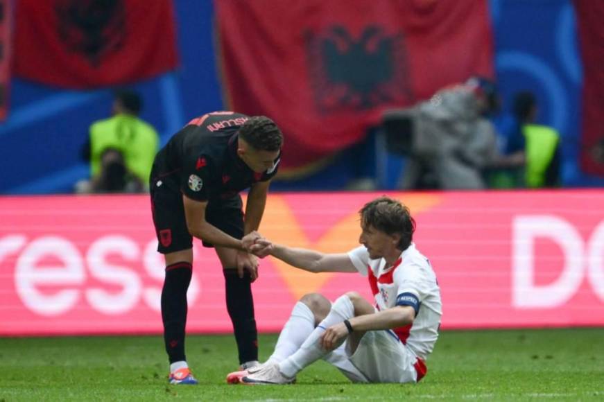 Luka Modric destrozado tras empatar ante Albania y la bella Ivana Knoll presente