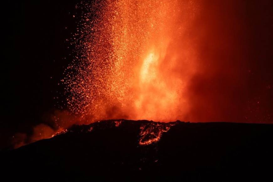 La impactante erupción de Etna, el mayor volcán activo de Europa