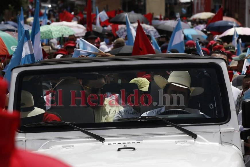 Así fue el ingreso de Mel Zelaya junto a la Resistencia al Estadio Nacional