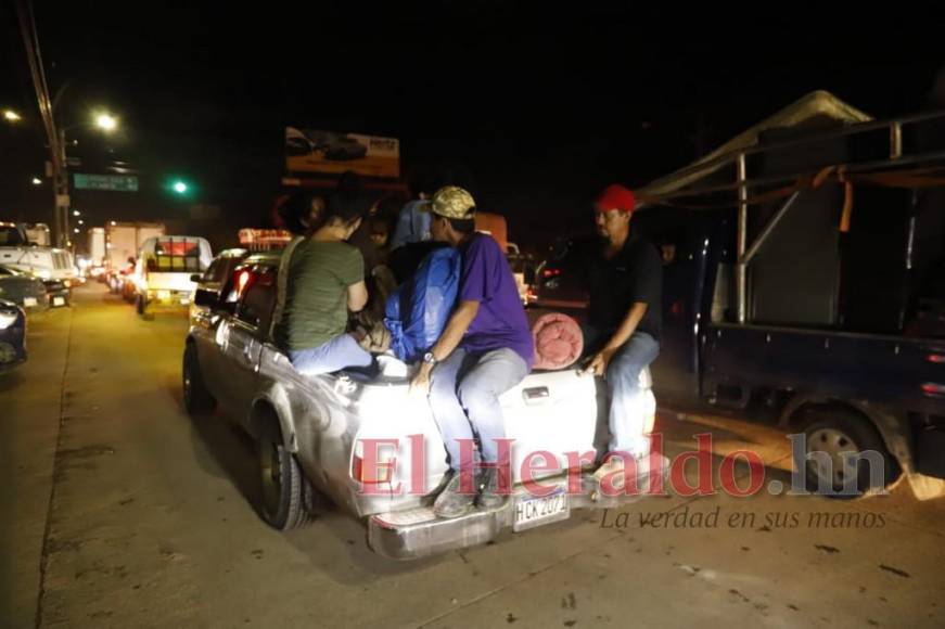 Tráfico, desesperación y temor: Evacúan La Lima ante llamado de emergencia por lluvias