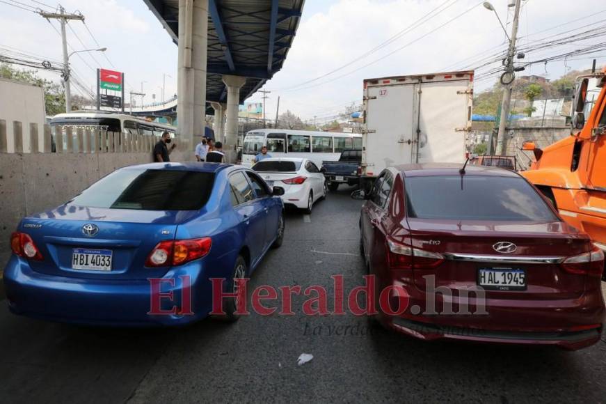 Imágenes del caos vial en la capital originado por el paro de transportistas