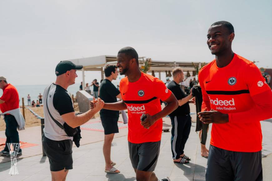 Futbolistas del Eintracht Frankfurt festejan clasificación en la playa de Barcelona