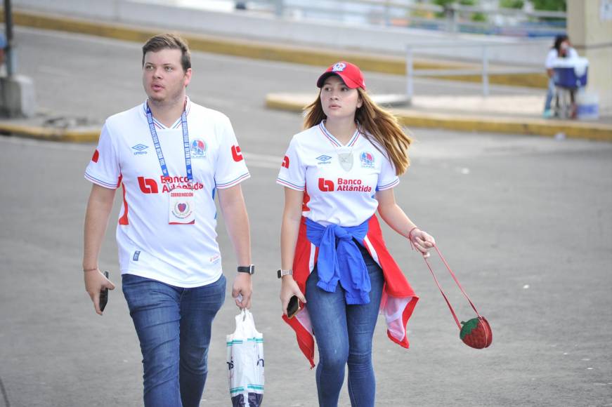 El impactante duelo de bellas mujeres en las graderías del Nacional por el Olimpia vs. Motagua