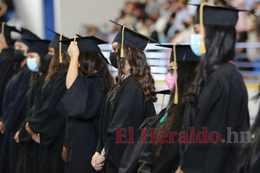 Con menciones honoríficas, UNAH realiza primeras graduaciones presenciales (Fotos)