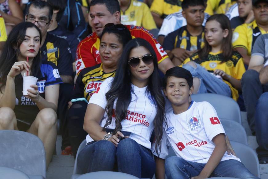 El Morazán se llena de chicas muy lindas para clásico entre Real España y Olimpia