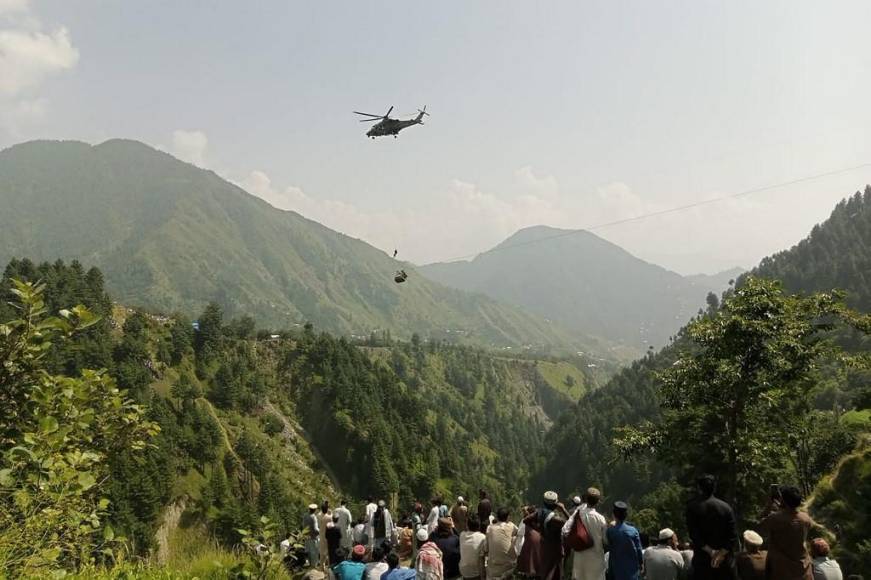 Atrapados en un teleférico y pendiendo de un hilo: el difícil rescate de ocho jóvenes en Pakistán