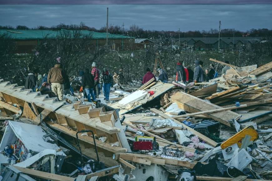 “Tuvo que ser Dios”: tornado se llevó a un bebé y apareció vivo en un árbol