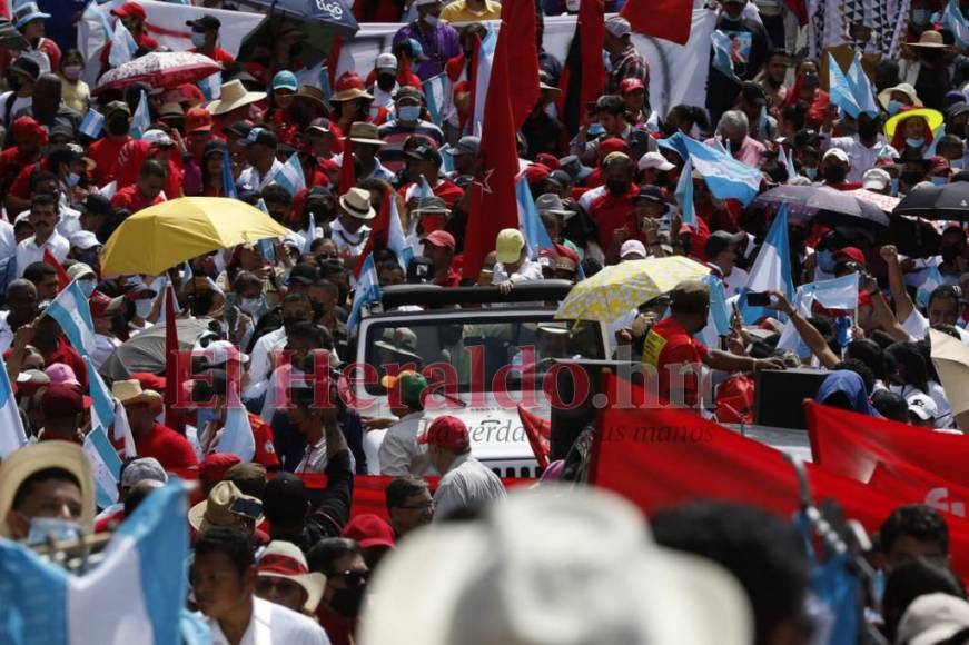 Así fue el ingreso de Mel Zelaya junto a la Resistencia al Estadio Nacional