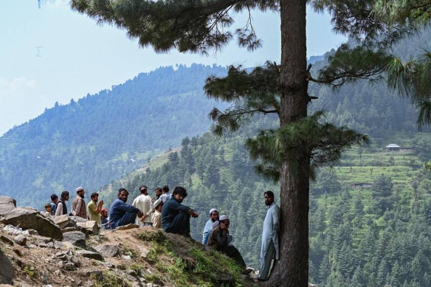 Atrapados en un teleférico y pendiendo de un hilo: el difícil rescate de ocho jóvenes en Pakistán