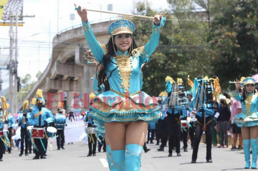 Valeria Chirinos, la palillona que rindió homenaje a la Bandera con su traje turquesa