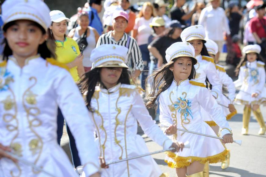 Las mejores 25 fotos de los desfiles de los centros básicos en la capital