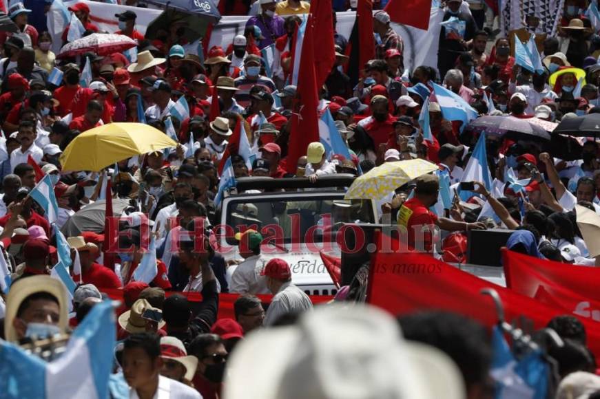 Así fue el ingreso de Mel Zelaya junto a la Resistencia al Estadio Nacional