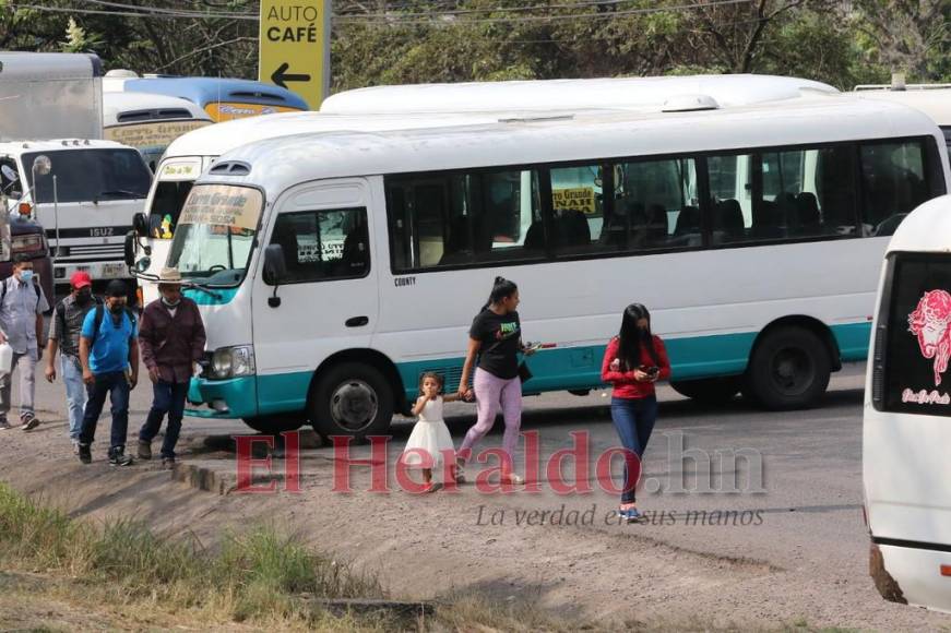 Imágenes del caos vial en la capital originado por el paro de transportistas