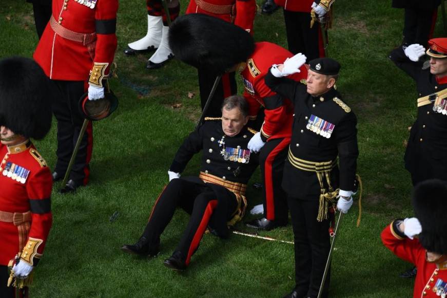 Desmayos, flores y mascotas: Lo que no se vio en televisión del funeral de la reina Isabel II