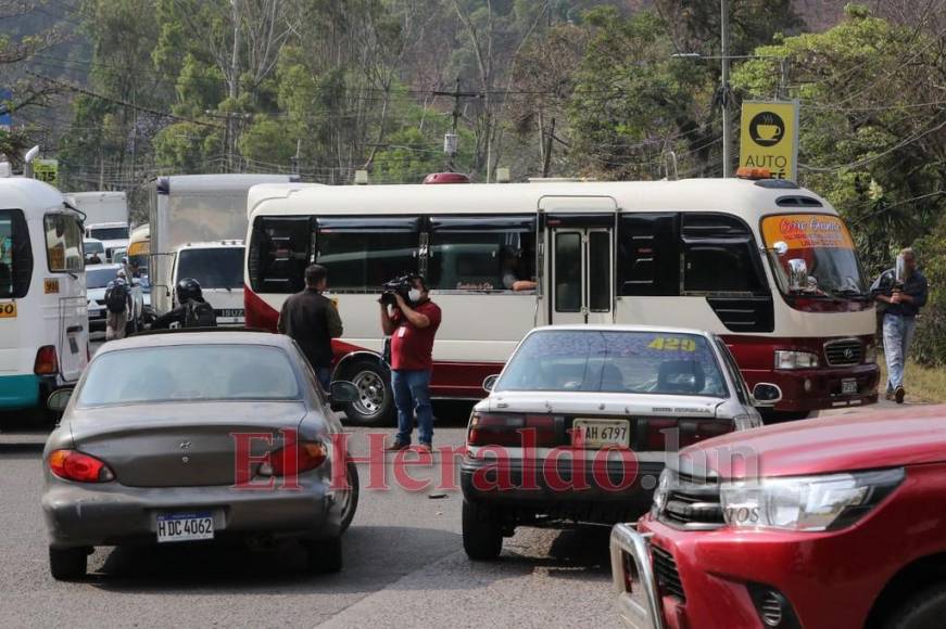 Imágenes del caos vial en la capital originado por el paro de transportistas